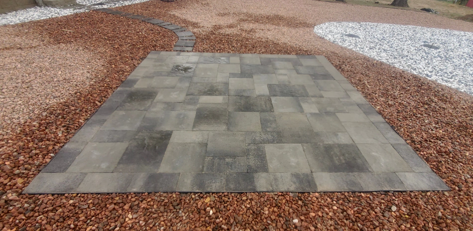 paving floor in the middle of a patio